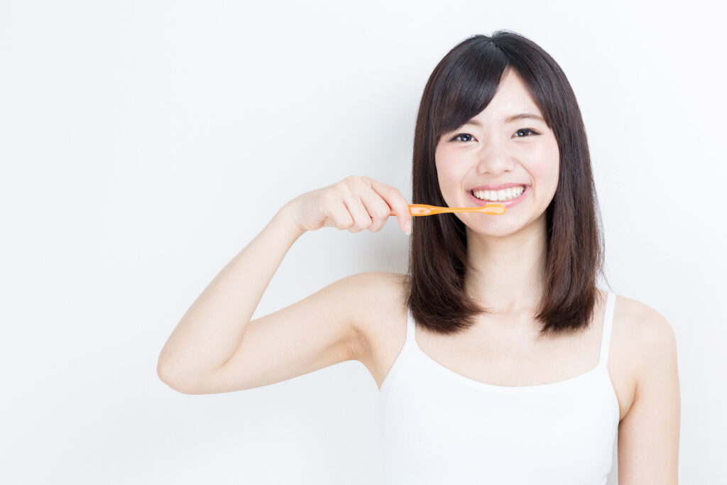 虫歯予防のために丁寧な歯磨きをする女性