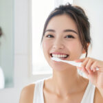 虫歯予防のために歯磨きをする女性