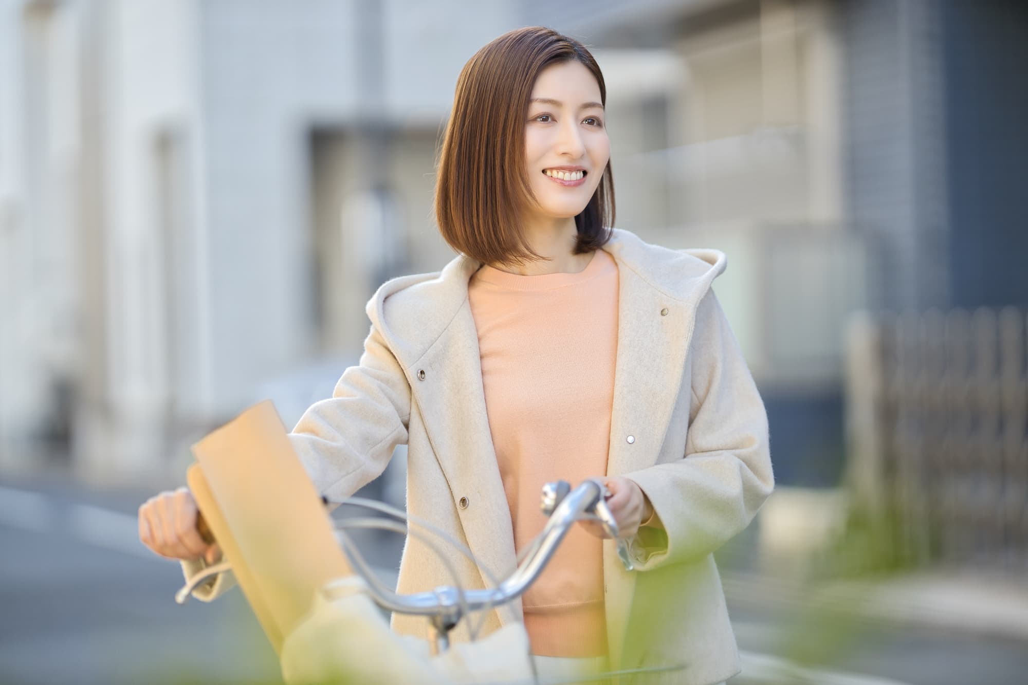 矯正で整った歯並びになった笑顔の女性