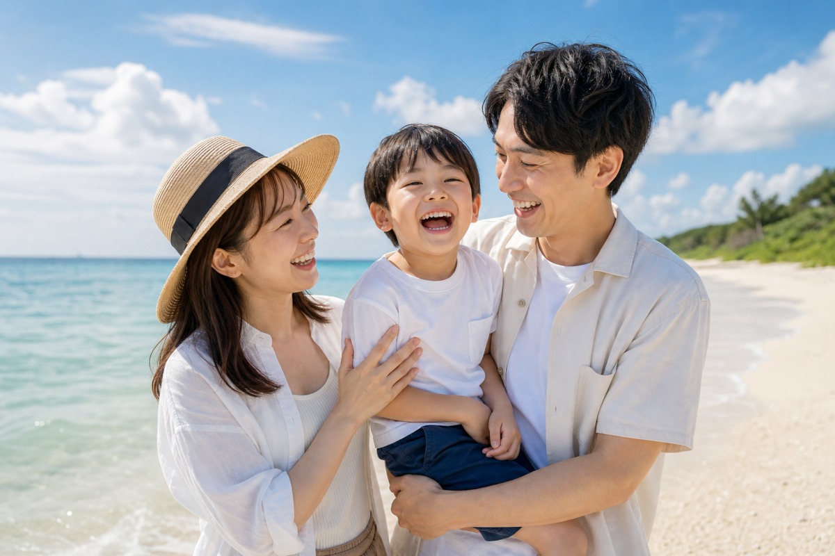 子どもを抱いて浜辺を散歩する仲良し家族