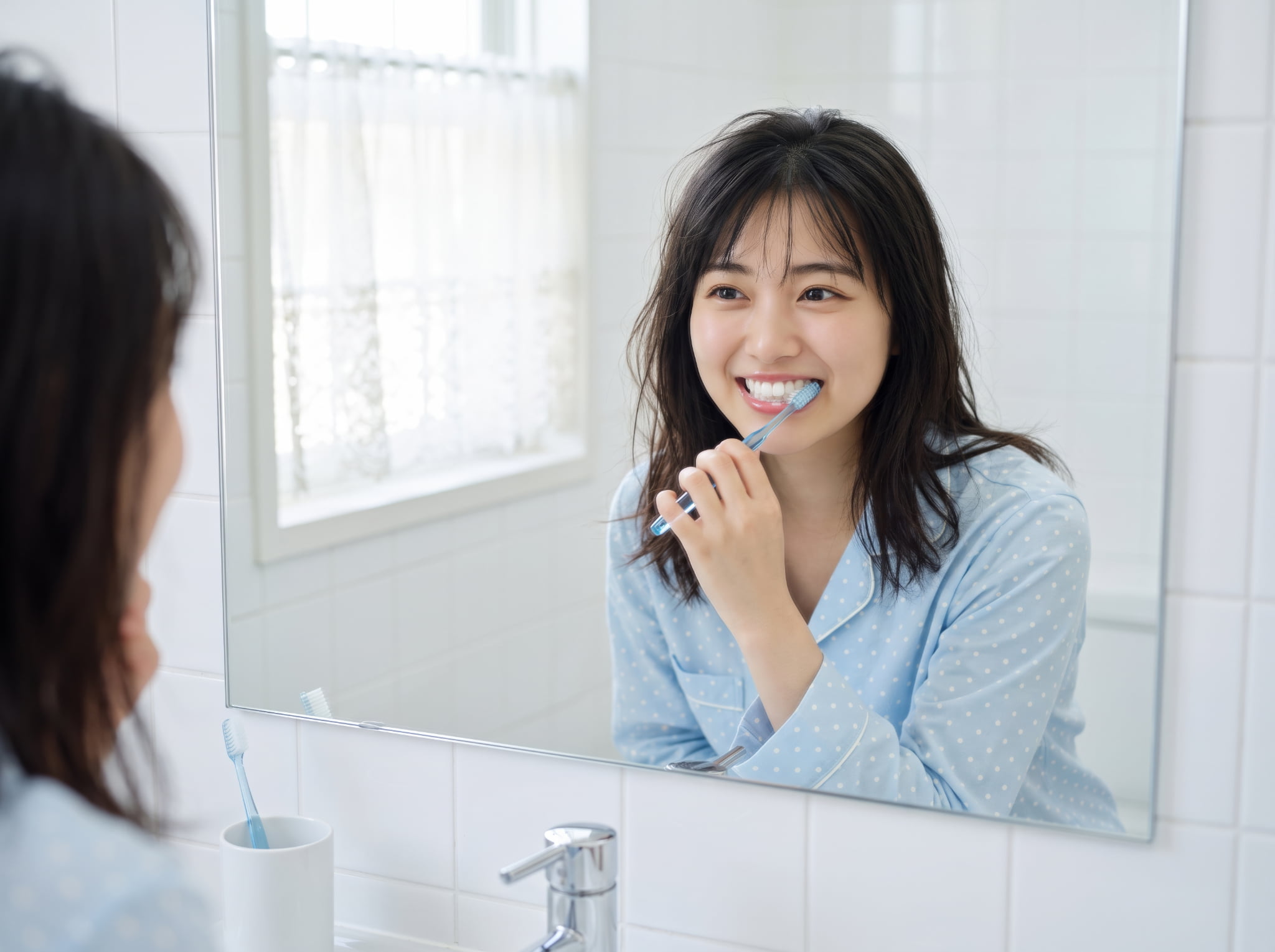 丁寧な歯磨きで歯周病ケアをする女性