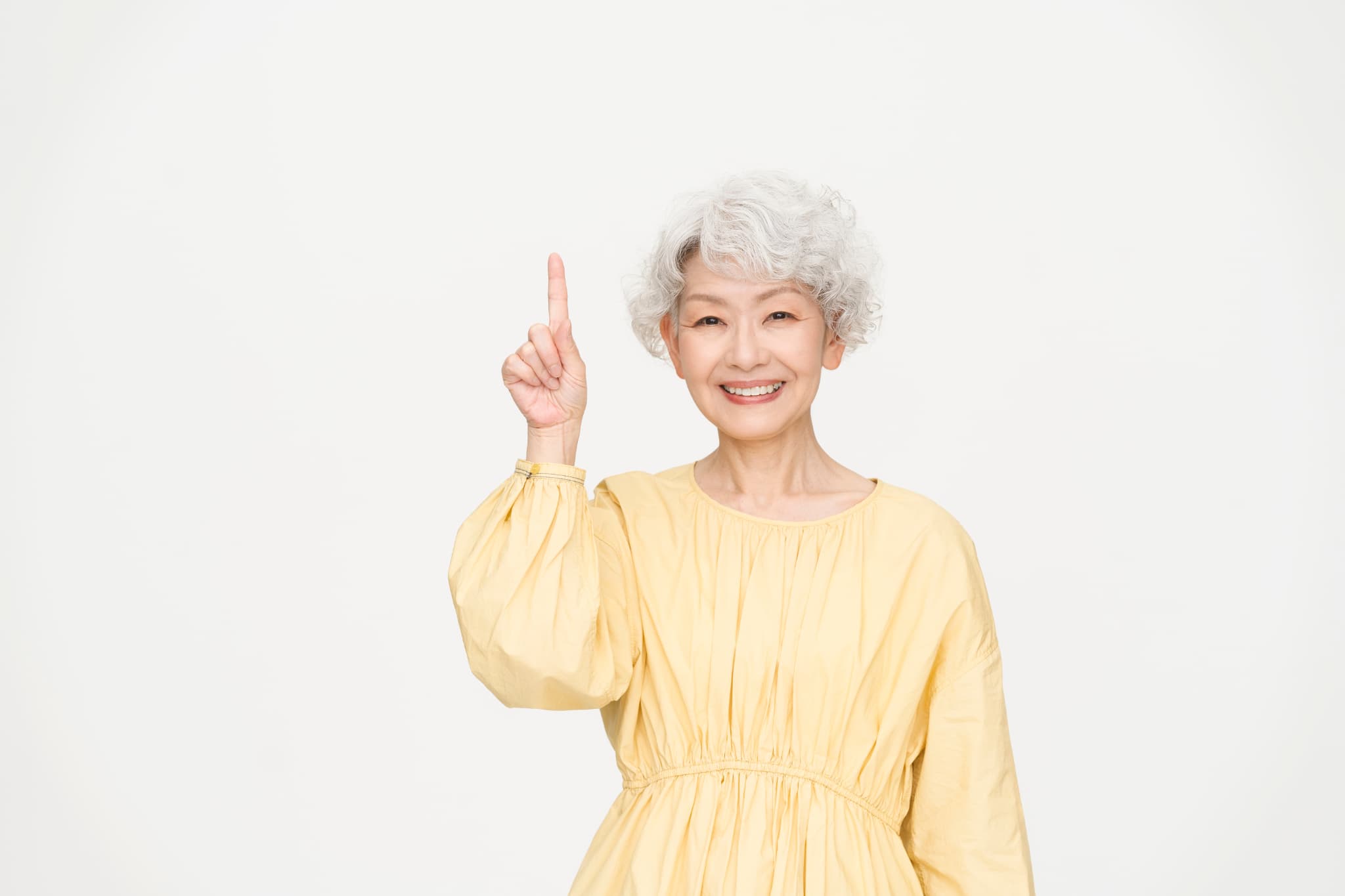 入れ歯を選ぶときのポイントを伝える高齢女性