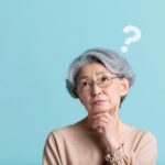 入れ歯にはどんな種類があるのか考える高齢女性