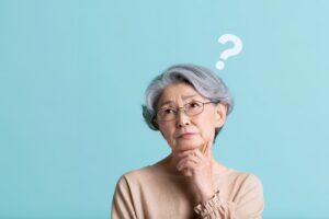 入れ歯にはどんな種類があるのか考える高齢女性